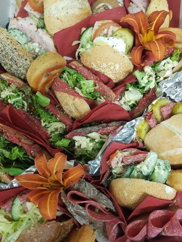 Schaal met belegde broodjes