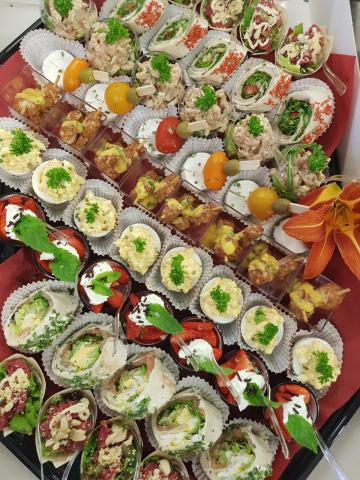 Hapjesschaal met wraps, gevulde eitjes en tomaatjes