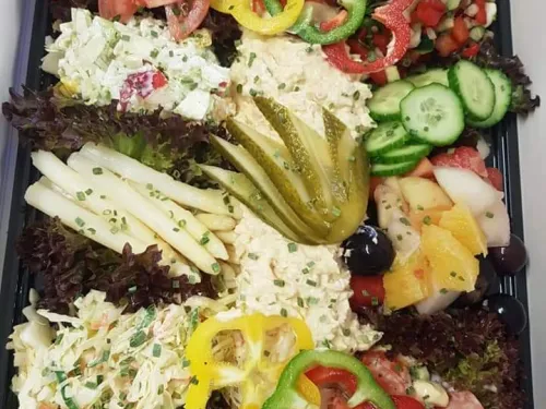 Opgemaakte saladeschotel met kaas, paprika en komkommer