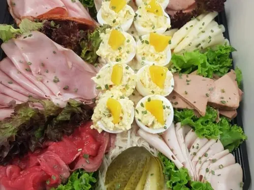 Vleesschotel met ham, rosbief en gevulde eieren