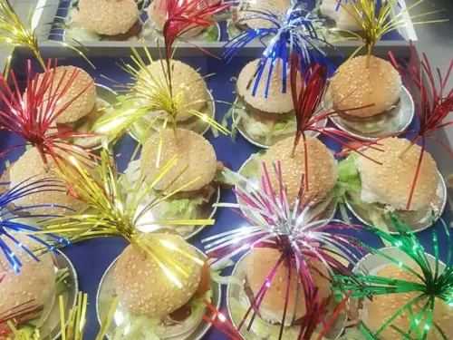 Hamburgers met feestelijke glitterprikkers