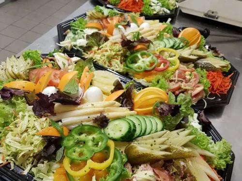 Rij opgemaakte saladeschotels in de keuken