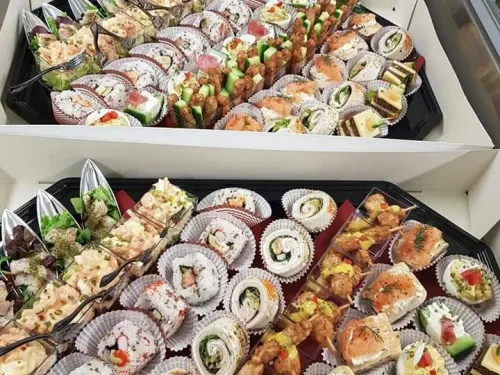 Schalen met wraps, sushi en hapjes