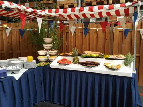Opgesteld buffet onder een overkapping met vlaggetjes