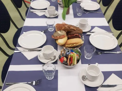 Lange gedekte tafel met wit servies