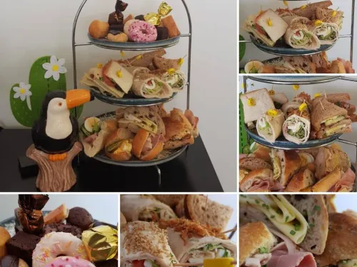 Etagère met een high tea van sandwiches en zoetigheden