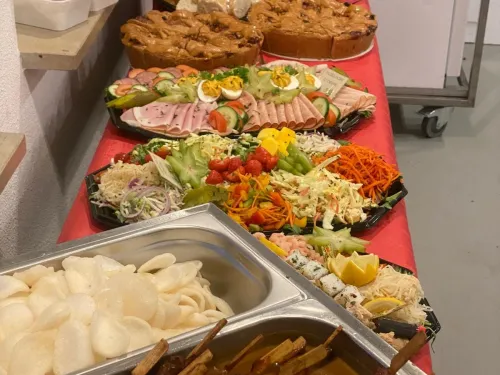Buffet met saté in pindasaus, kroepoek, salades, vleeswaren en appeltaart